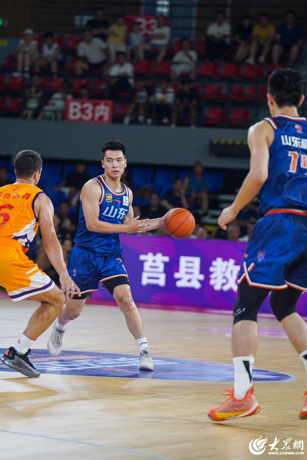 开云体育下载-包含NBA总决赛今晚走向成谜，山东男篮临场应变，球迷炸锅，更衣室氛围转暖的词条